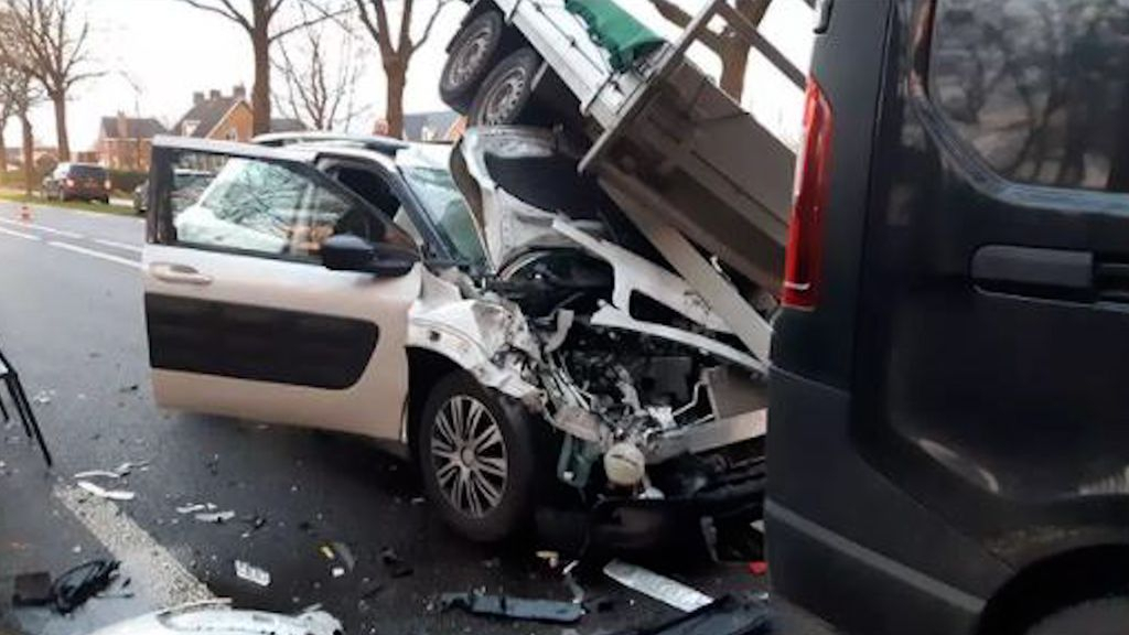 Foto: Auto knalt op busje met aanhanger in Wezep