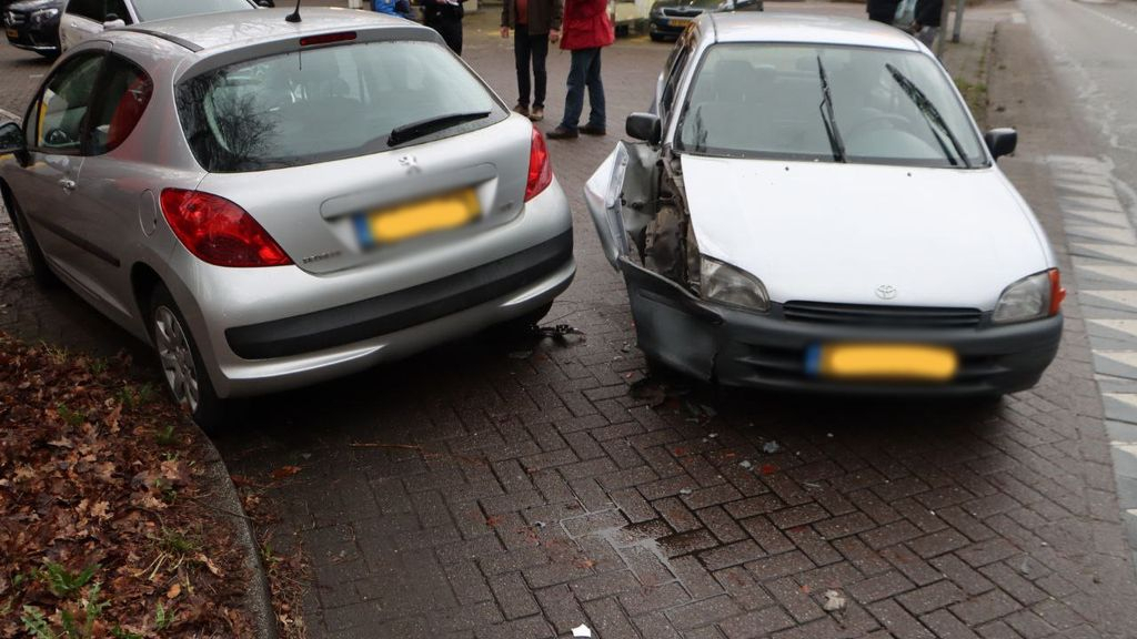 Foto: Botsing bij benzinestation Elspeterweg in Nunspeet