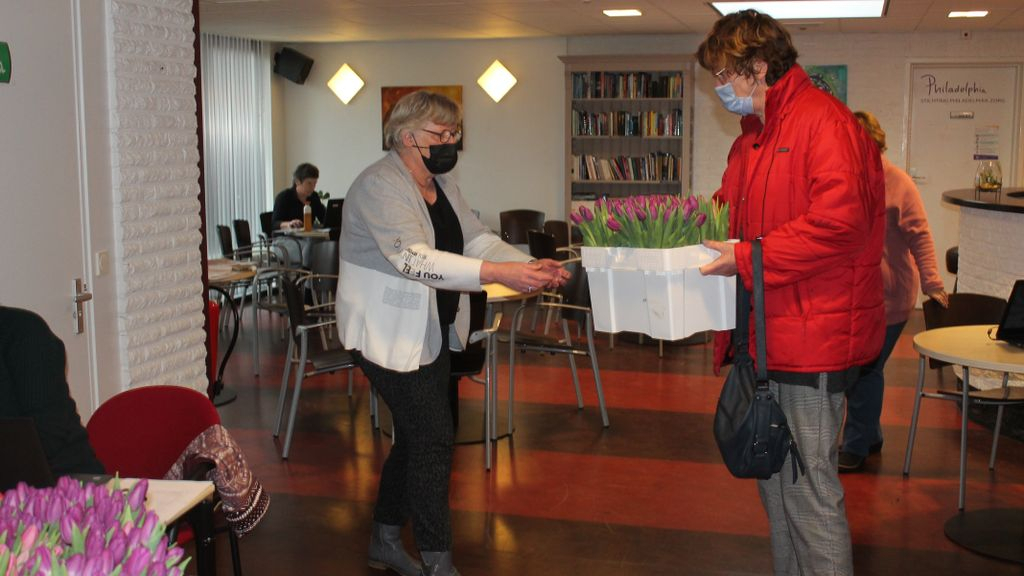 Foto: Tulpen voor vrijwilligers en bezoekers van Voedselhulp Nunspeet