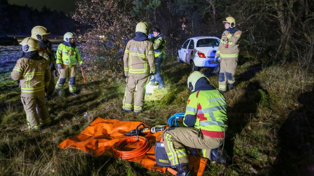 Foto: Automobiliste belandt met auto tussen de bomen