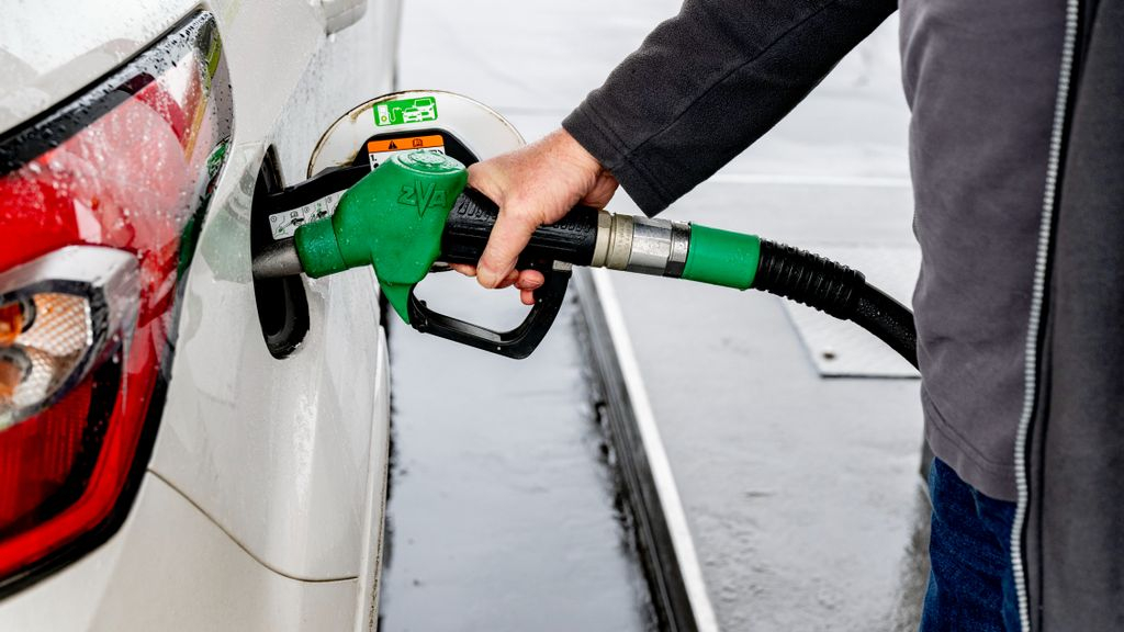 Foto: Benzineprijs stijgt verder, maar bij deze tankstations loop je 't minst leeg