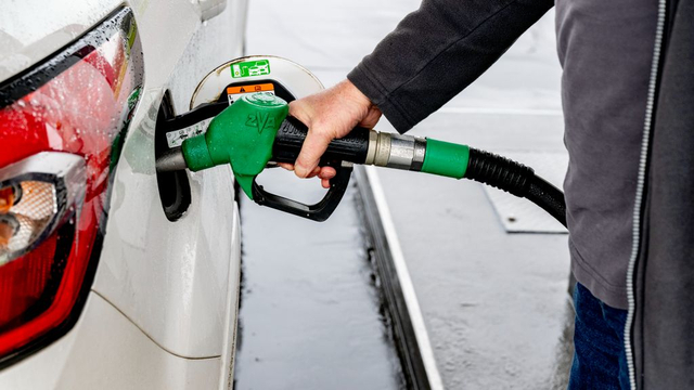 Foto: Benzineprijs stijgt verder, maar bij deze tankstations loop je 't minst leeg