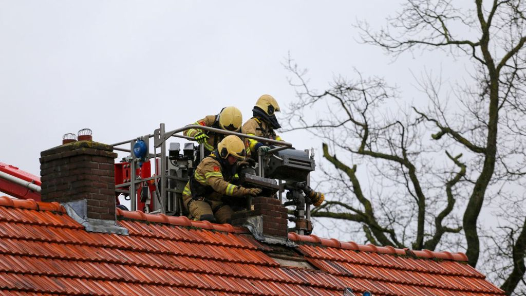Foto: Schoorsteenbrand aan de Maatweg en brandweerauto rijdt zich vast