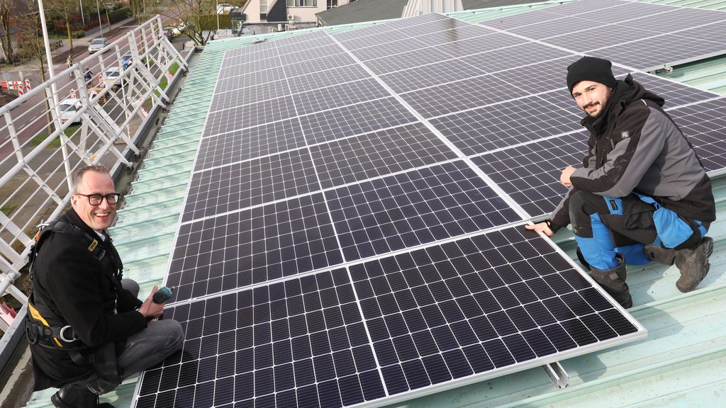 Foto: Gemeente Nijkerk legt 168 zonnepanelen op dak brandweerkazerne