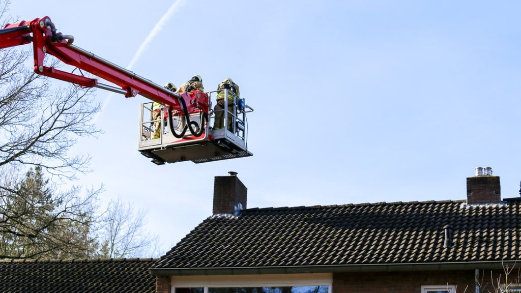 Foto: Brandweer rukt opnieuw uit voor schoorsteenbrand