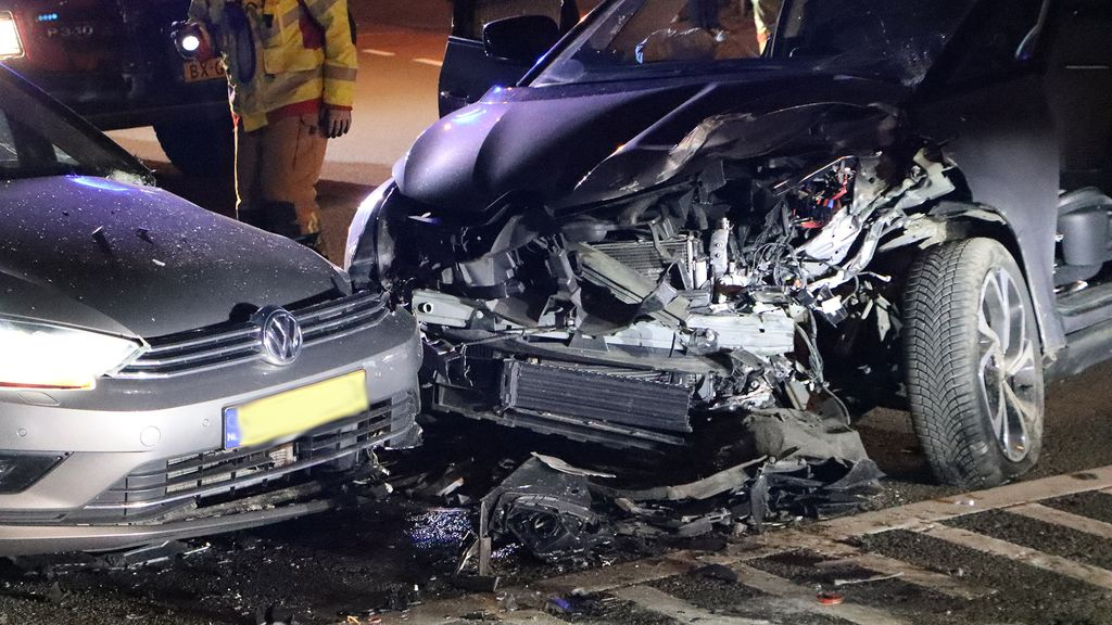 Foto: Slingerende automobilist botst frontaal op andere auto