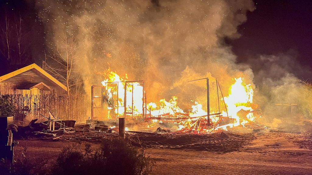 Foto: Chalet brandt tot de grond toe af