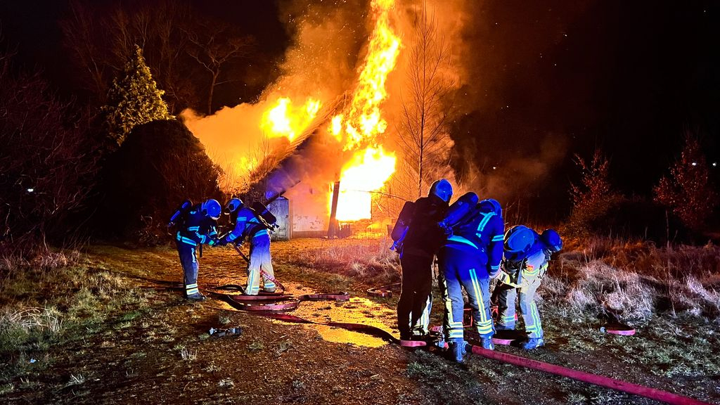 Foto: Opnieuw brand in Ermelo: boerderij gaat in vlammen op