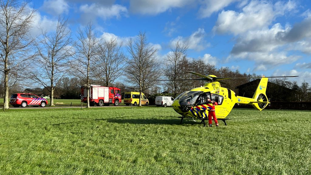 Foto: Persoon valt van dak in Ermelo