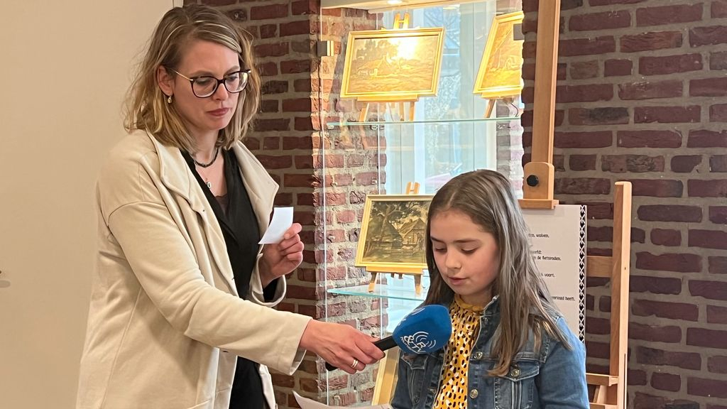 Foto: Voorleestalent Sophie krijgt speciale rol bij opening foto-expositie