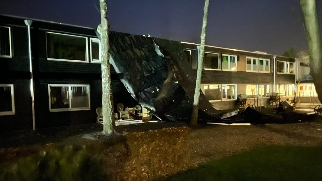 Foto: Deel van dak hotel De Foreesten waait weg