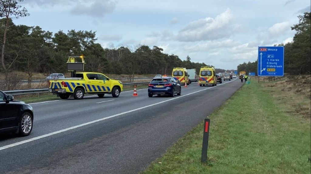 Foto: Meerdere voertuigen betrokken bij aanrijding A28