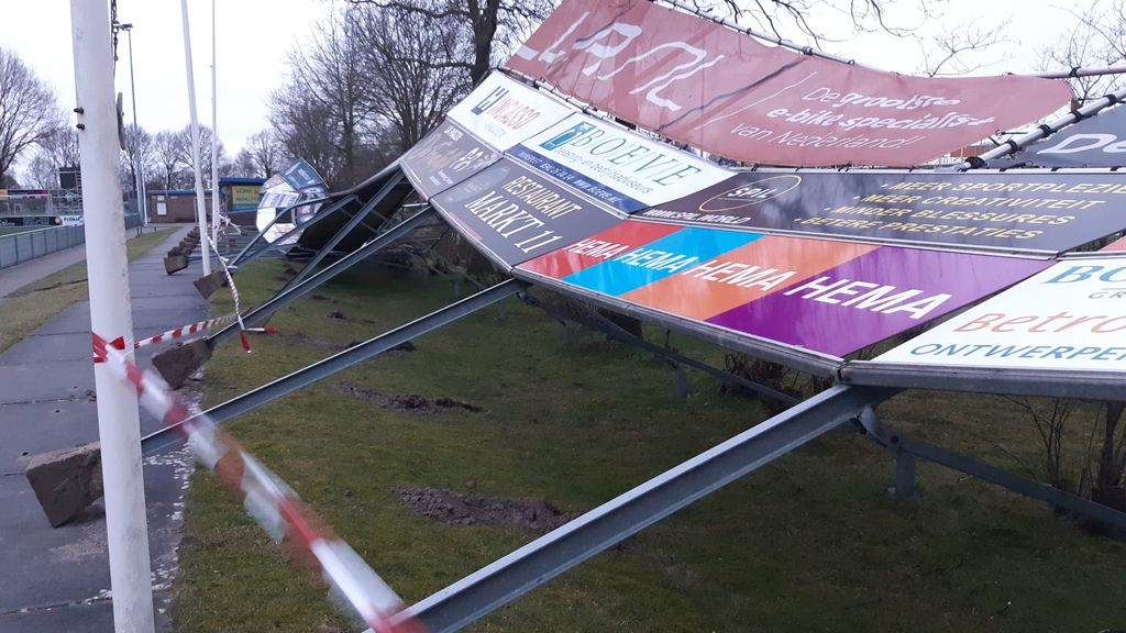 Foto: Zware stormschade aan tribune vv Nunspeet