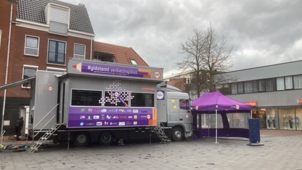 Foto: Verkiezingsbus Omroep Gelderland en RTV Nunspeet 24 februari in Nunspeet