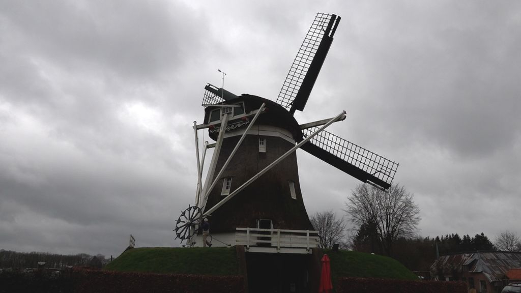 Foto: 'Maak hem maar wat lager'; commotie om hoog gebouw in omgeving molen 'De Hoop'