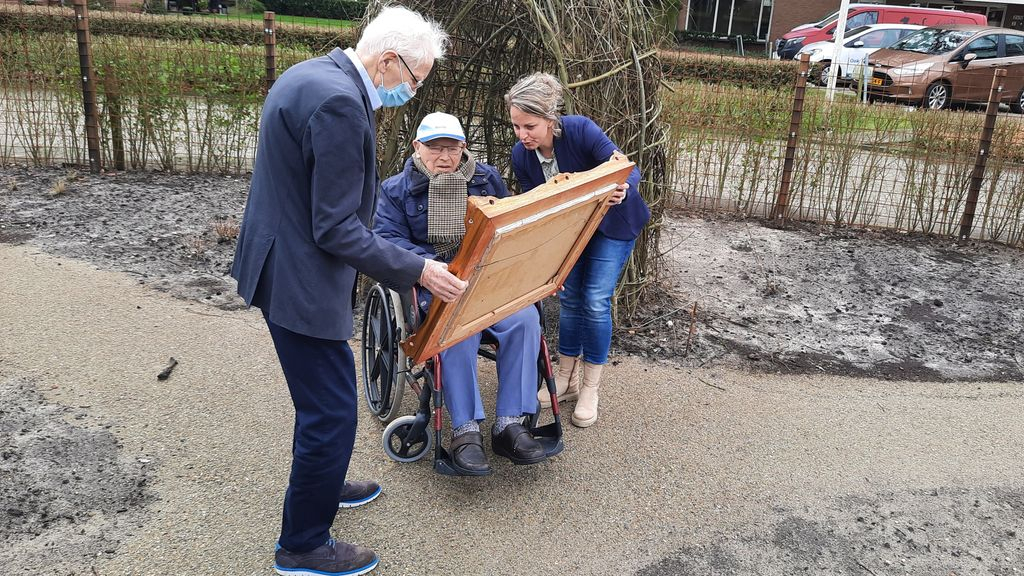 Foto: Wim (87) schenkt eigen schilderij aan Ittmannshof als bedankje