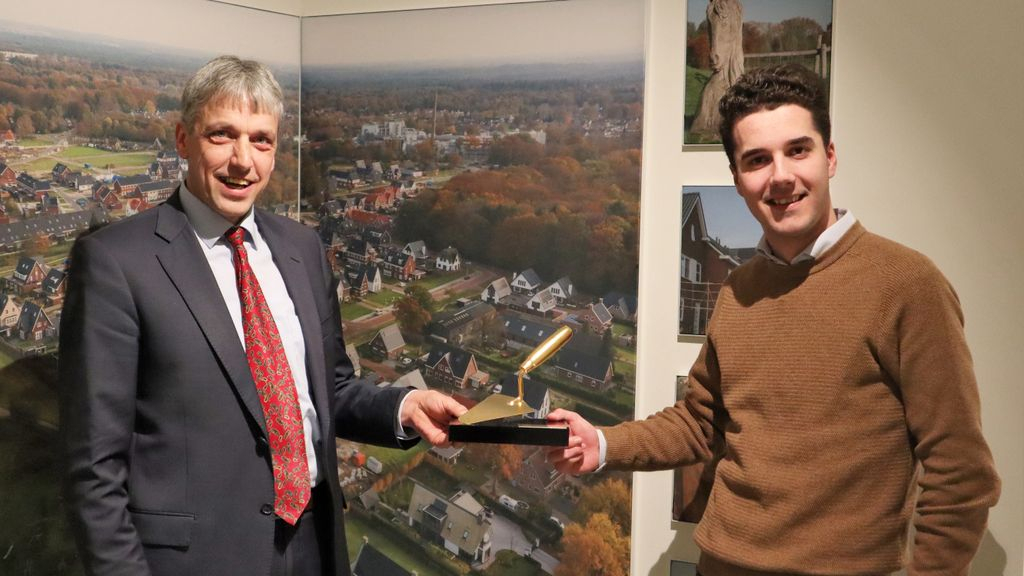 Foto: SGP-jongeren overhandigen aanmoedigingsprijs aan wethouder Jaap Groothuis