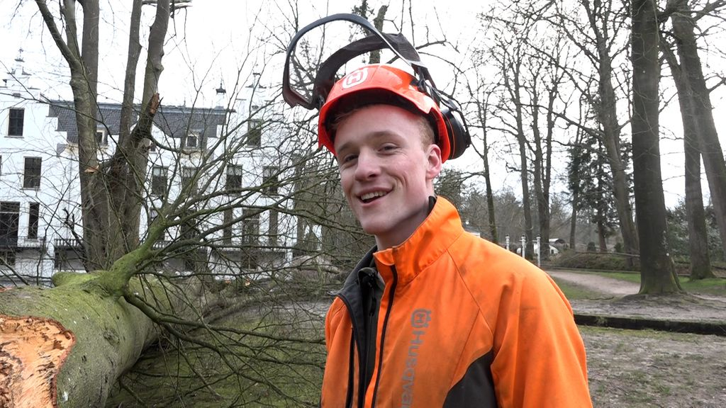 Foto: Stormschade kastelen: 'Dakpan haal je niet zo even bij de bouwmarkt'