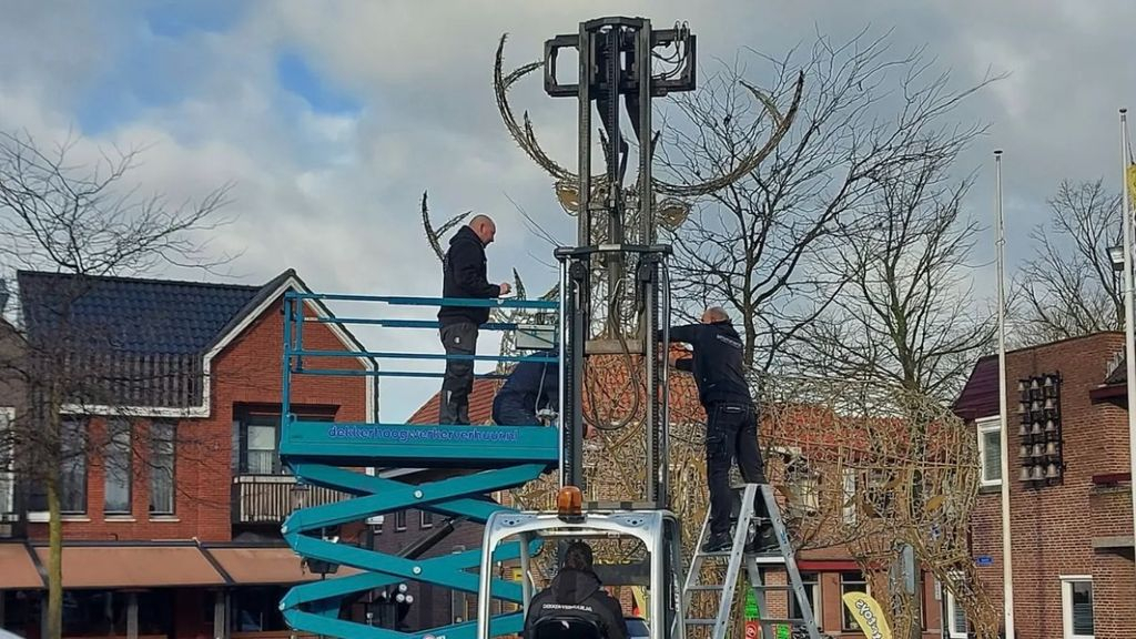 Foto: Verlichte herten staan weer op stal