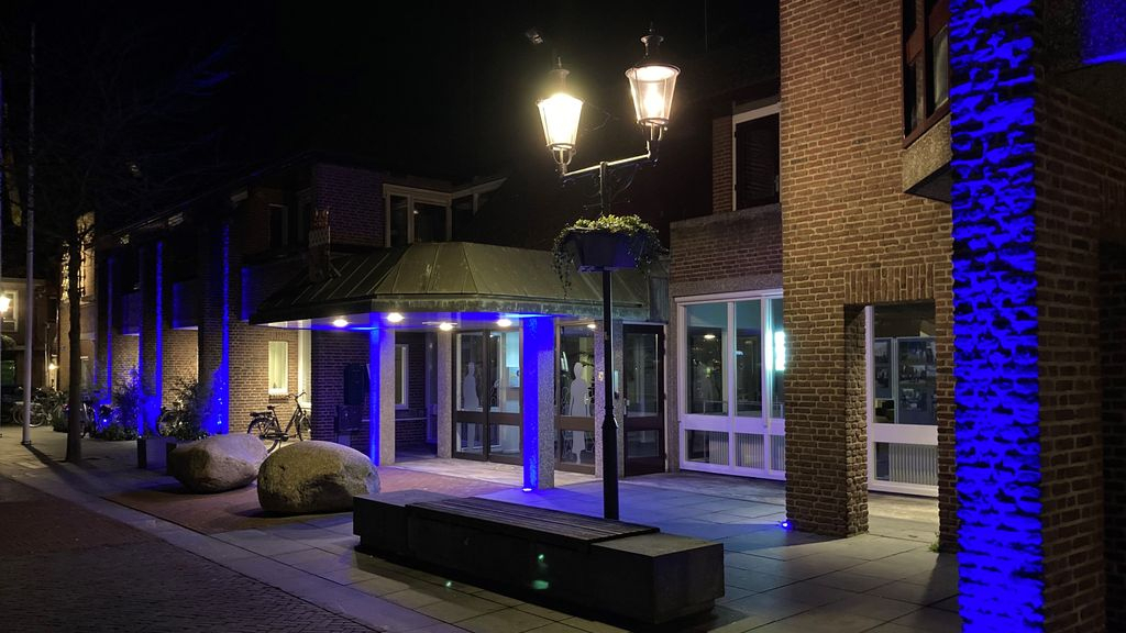 Foto: Nunspeets gemeentehuis kleurt blauw voor Oekraïne