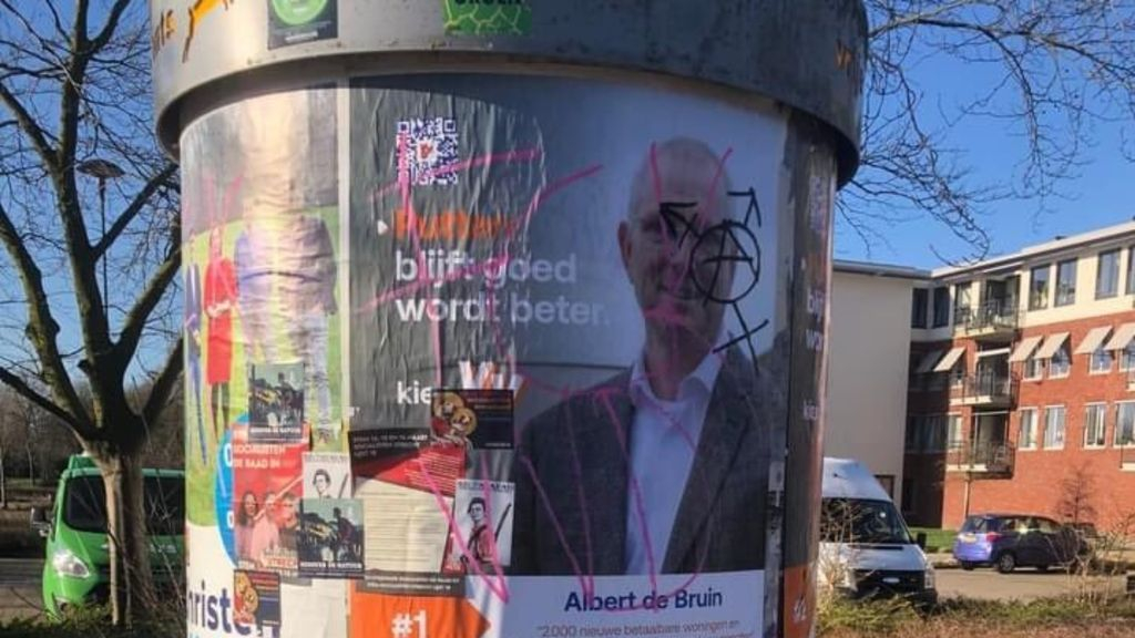 Foto: 'Fuck VVD', wéér verkiezingsposters beklad in Putten