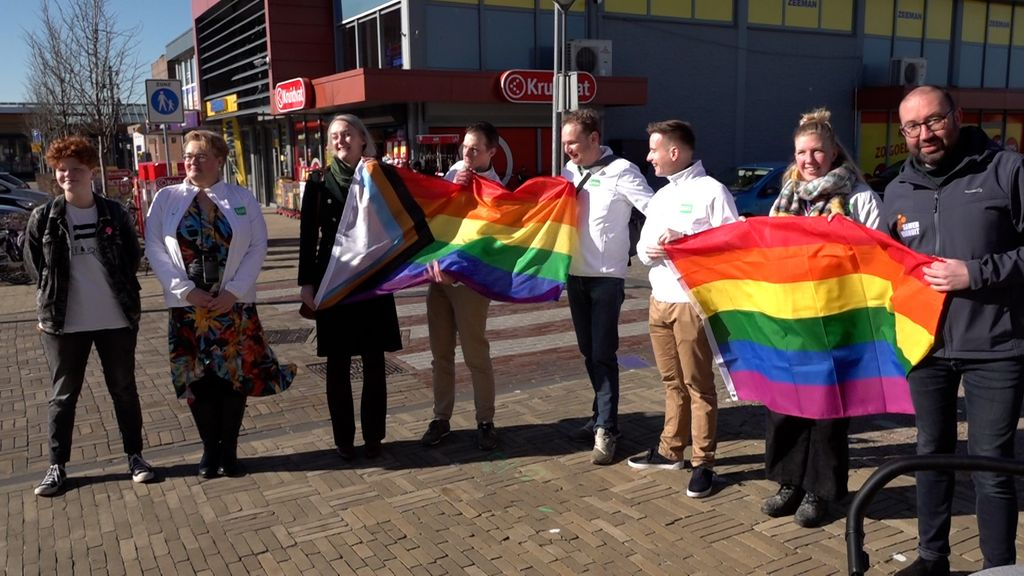 Foto: Regenboogvlag politiek thema in gemeente Oldebroek; 'Daar moet gewoon geen discussie over zijn'