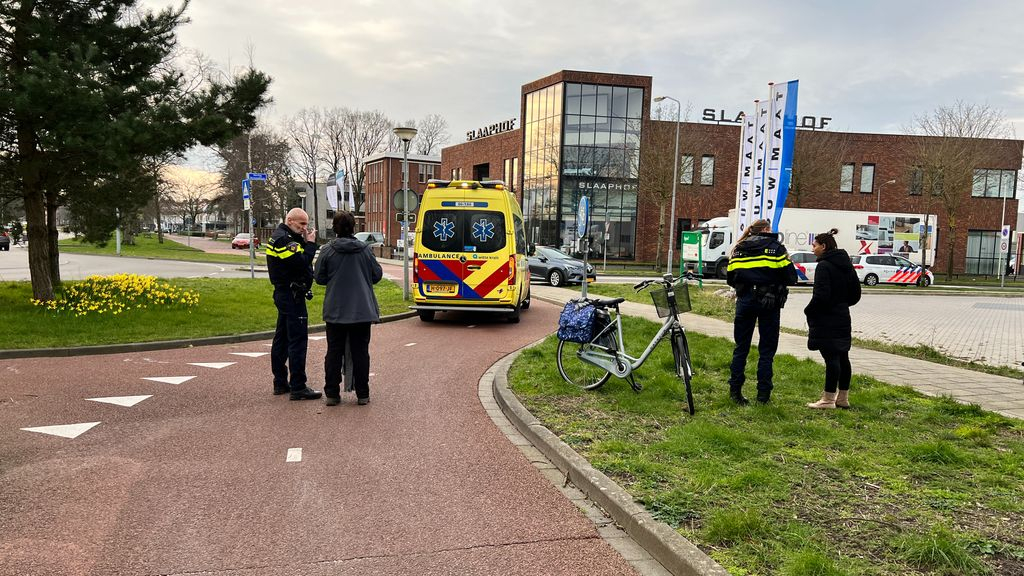 Foto: Fietsster (76) zwaargewond bij ongeval, scooterrijder slaat op de vlucht