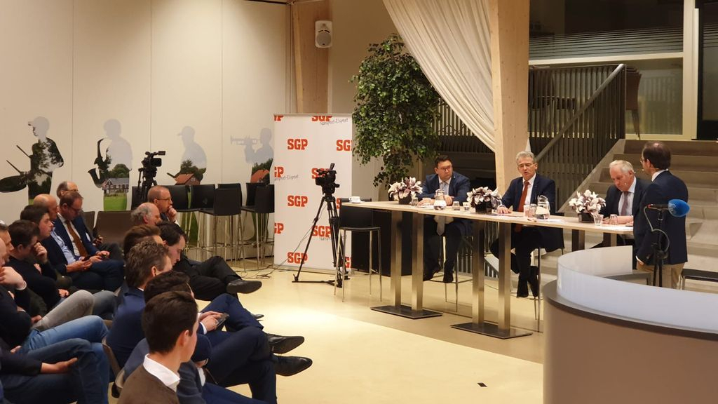 Foto: Kamerlid Roelof Bisschop aanwezig tijdens verkiezingsavond SGP