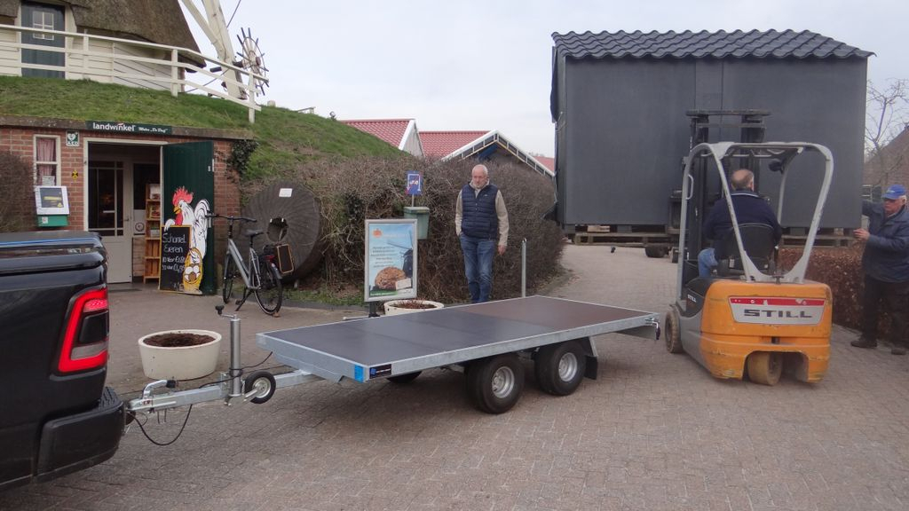 Foto: Van der Horst schenkt aanhangwagen aan Vrienden van Molen de Duif
