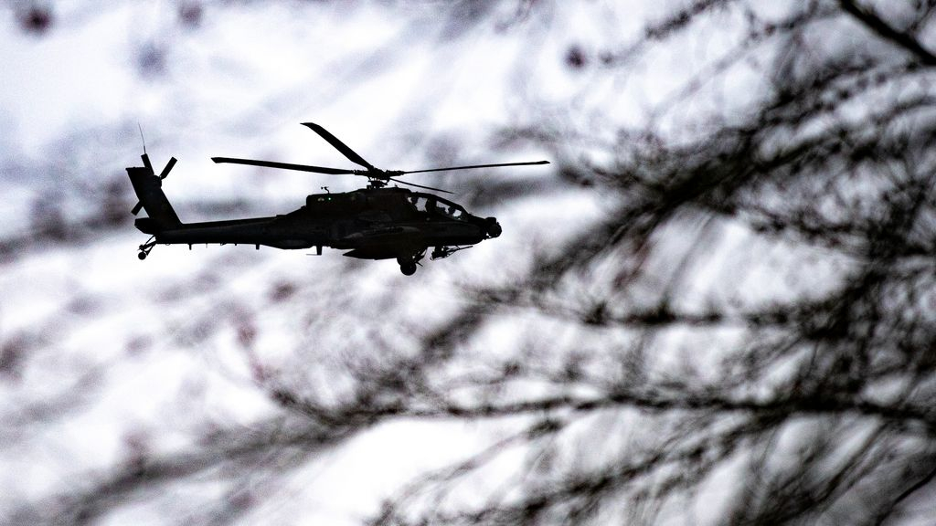Foto: Apaches vliegen laag over de Veluwe, militairen houden extra oefeningen