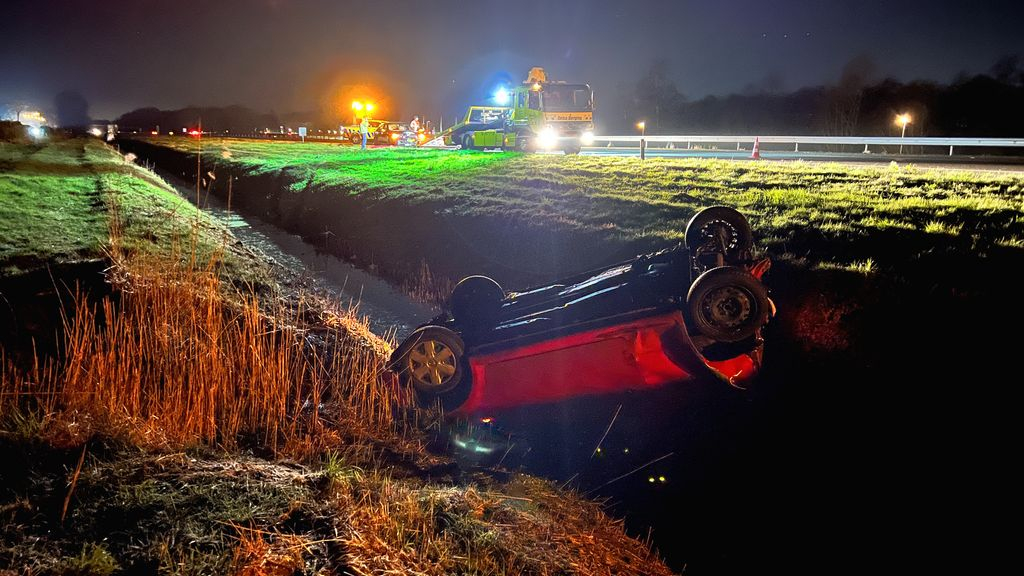 Foto: Gewonden bij ongeval op A28, auto belandt op de kop in sloot
