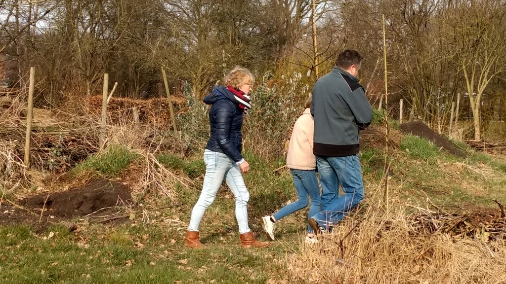 Foto: Twintig vrijwilligers druk in de weer bij de Dorpstuin