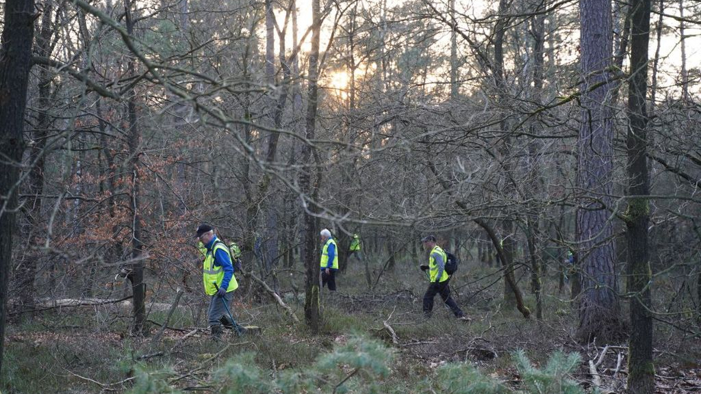 Foto: Met man en macht wordt gezocht naar vermiste vrouw (49)