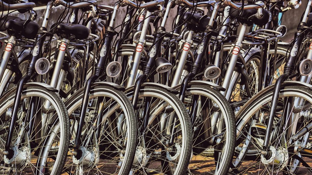 Foto: Gemeente haalt verkeerd geparkeerde fietsen bij station weg