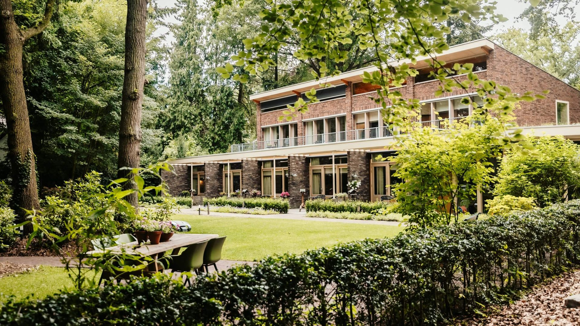 Foto: Hospice De Regenboog ontvangt cheque van DC de Viersprong