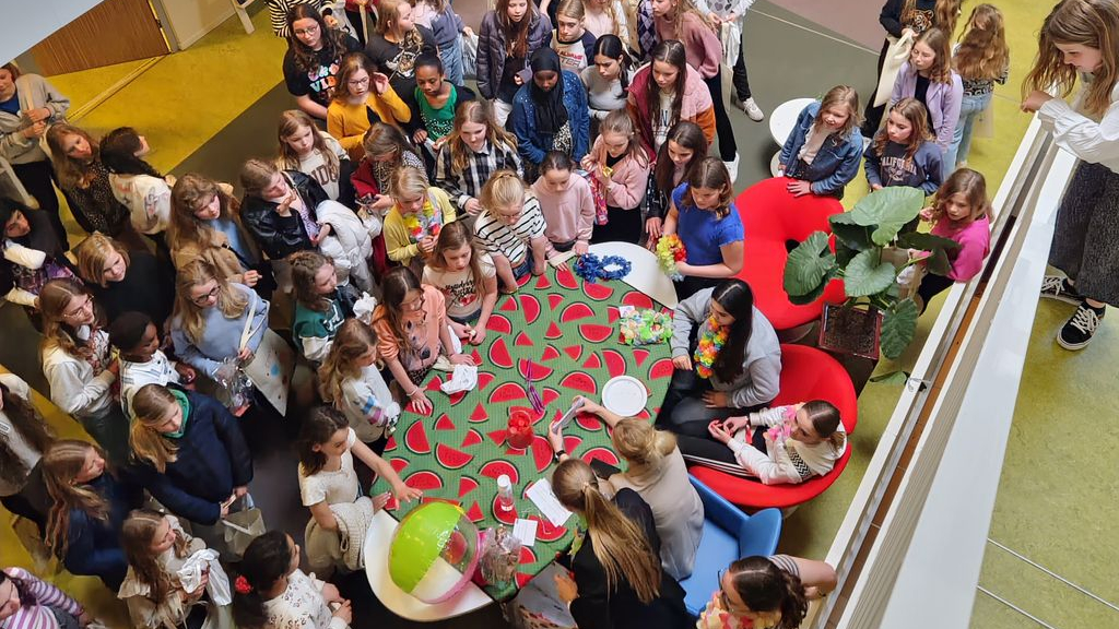 Foto: Nunspeetse meiden komen bij elkaar bij Girls United