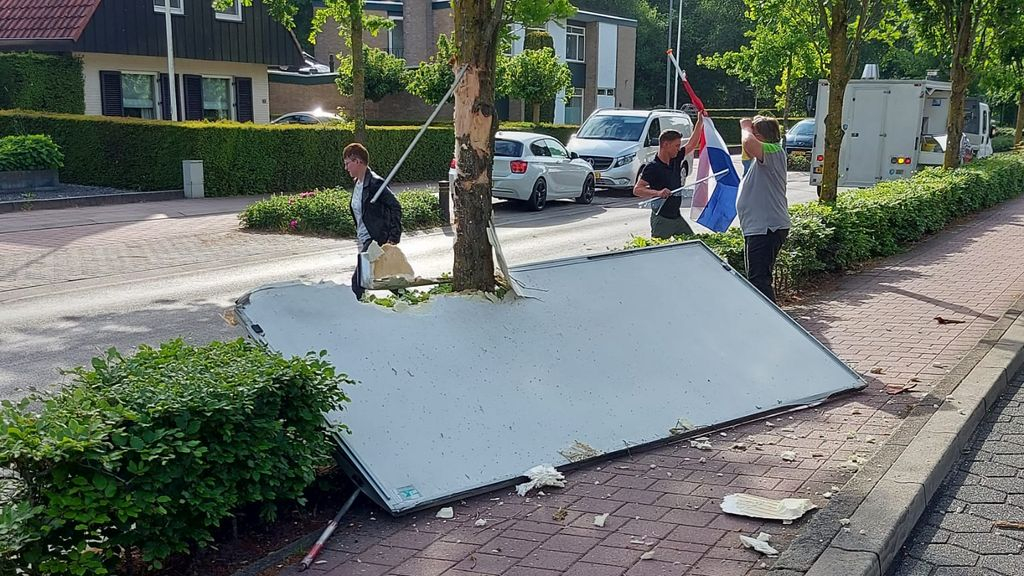 Foto: Viskar verliest zijn klep en raakt boom
