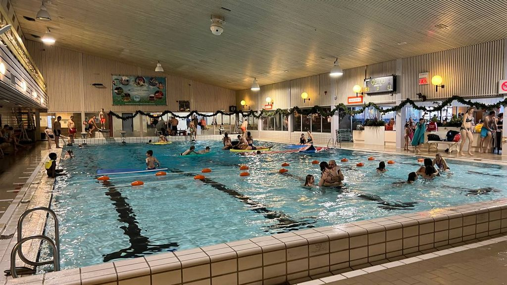 Foto: Gezellige drukte tijdens laatse schoolvakantie zwembad De Brake