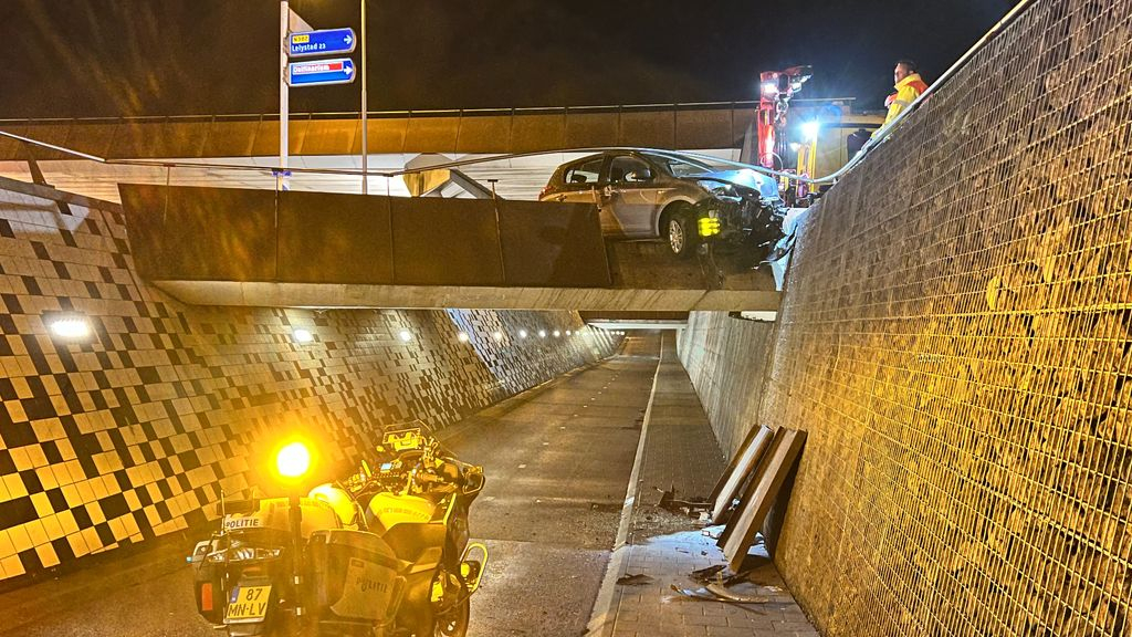 Foto: Auto blijft nog net steken boven ingang van tunnel