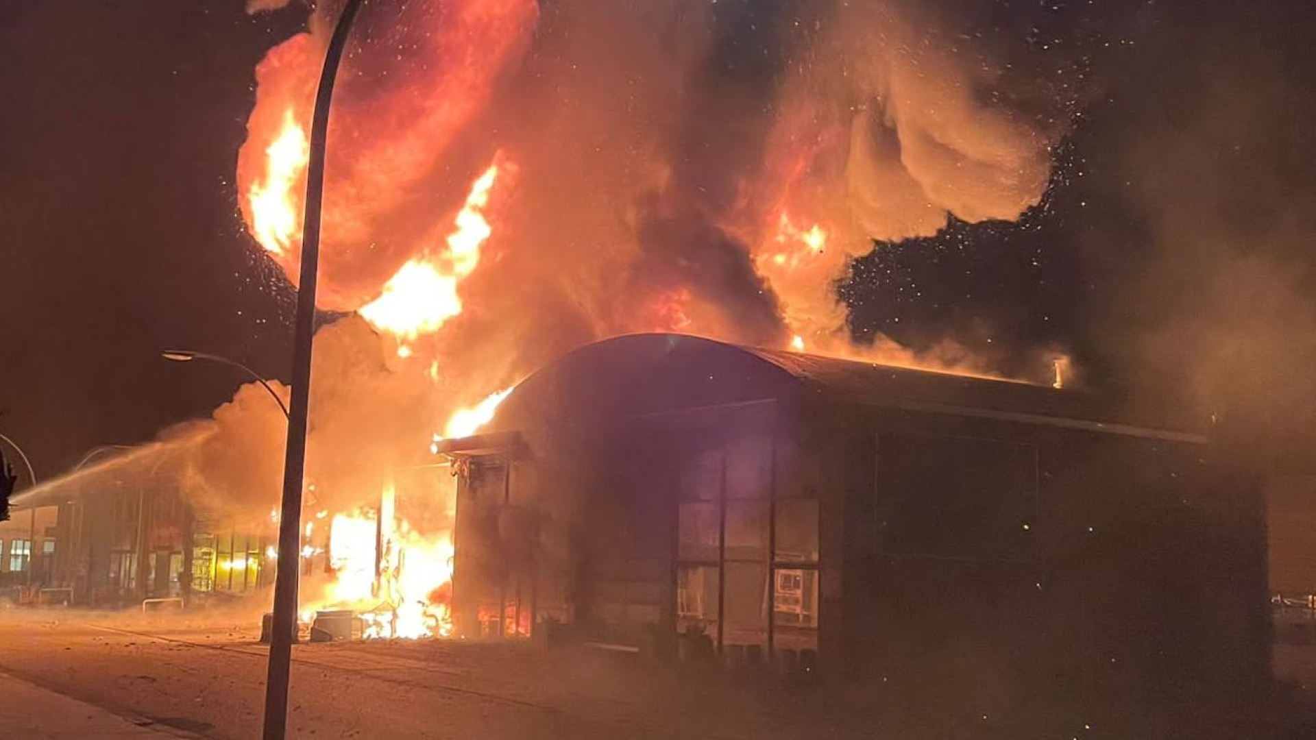 Foto: Zeer grote brand Industrieterrein Lorenz Harderwijk