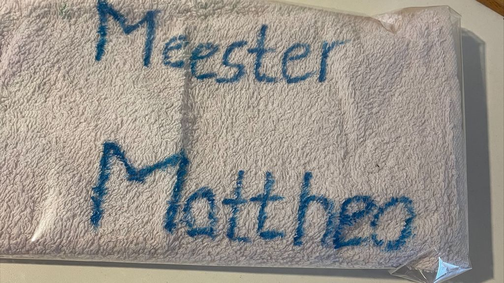 Foto: 1 april: Papieren handdoekjes te duur, leerlingen nemen zelf handdoekje mee