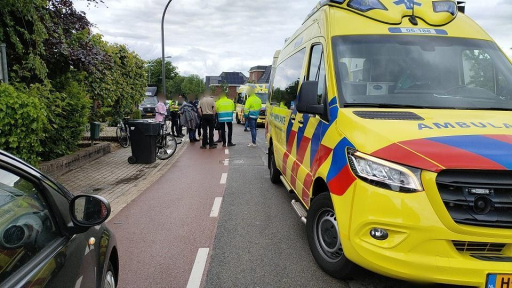 Foto: Fietser wordt onwel in Elspeet en valt hard op asfalt