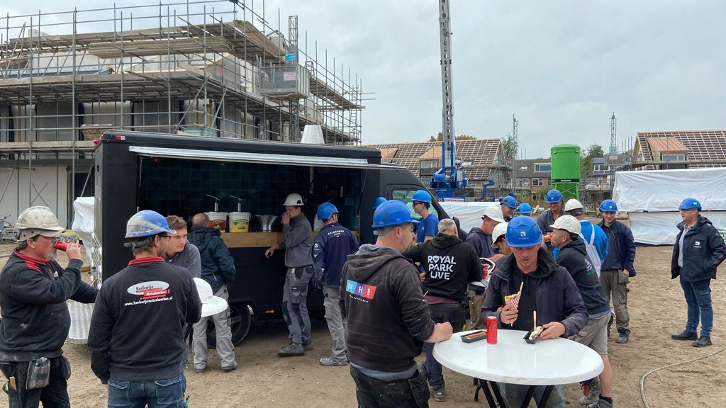 Foto: Hoogste punt viering voor nieuwbouwwoningen in Kromme Akker Zuid II in Voorthuizen