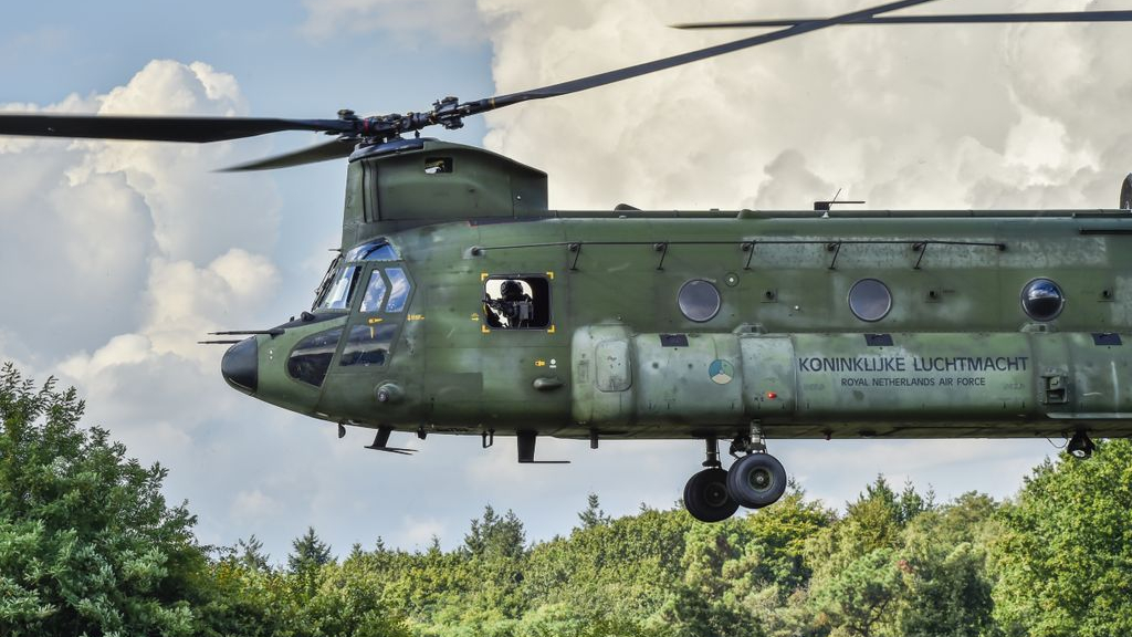 Foto: 'Rot op van mijn land', denkt Annelies als er wéér een helikopter overvliegt