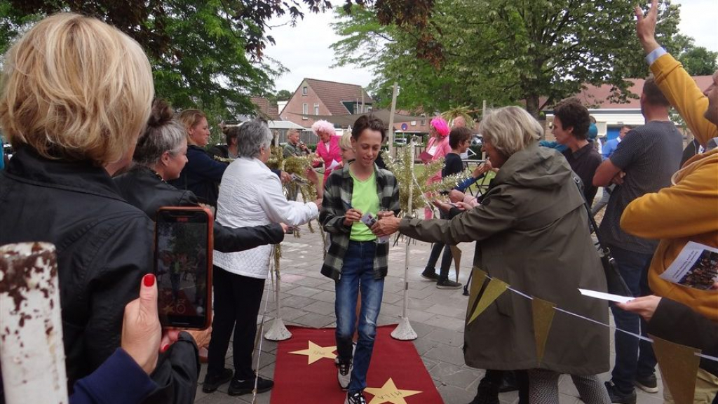 Foto: Leerlingen nemen als soapsterren afscheid van Franciscusschool