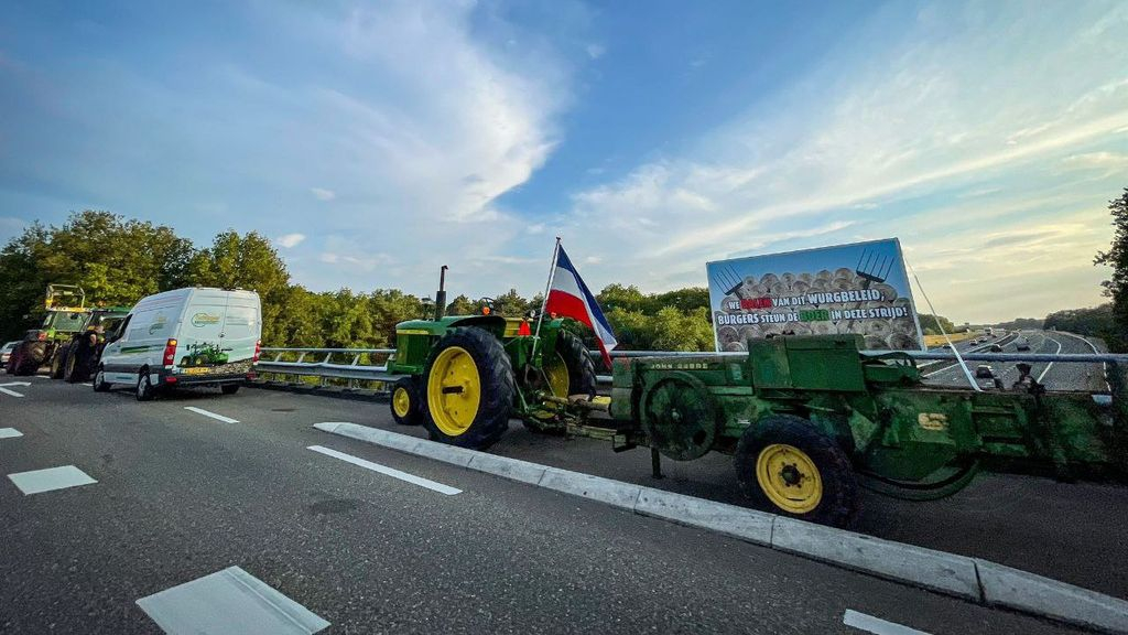 Foto: Boeren duiken op naast de snelweg, strobalen in straat van stikstofminister