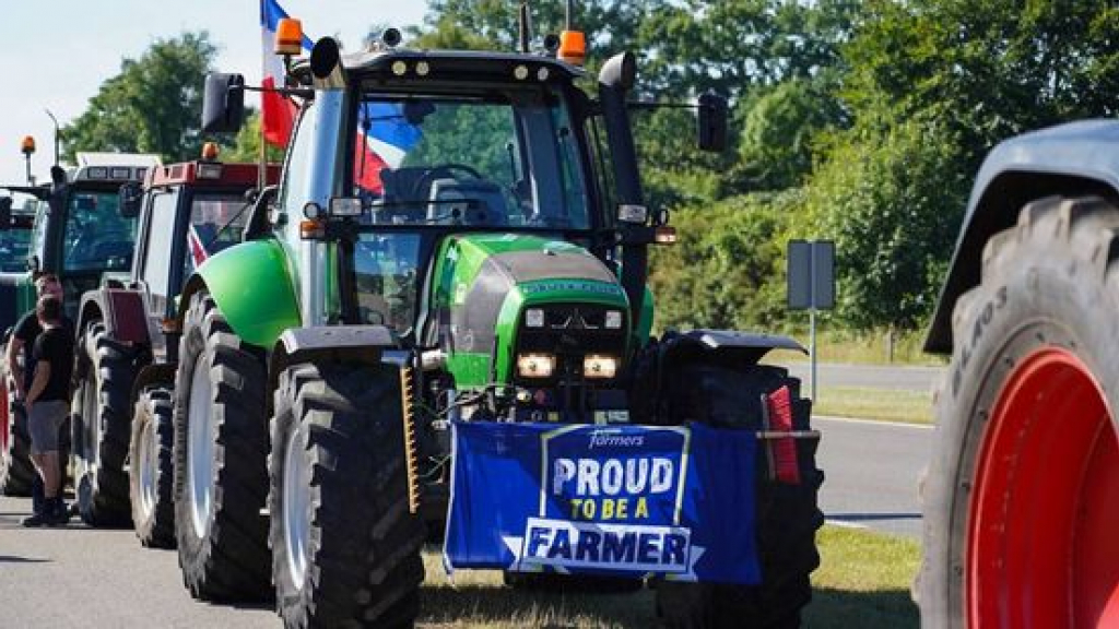 Foto: Boeren gaan protesteren tijdens wielerronde Vuelta in Scherpenzeel