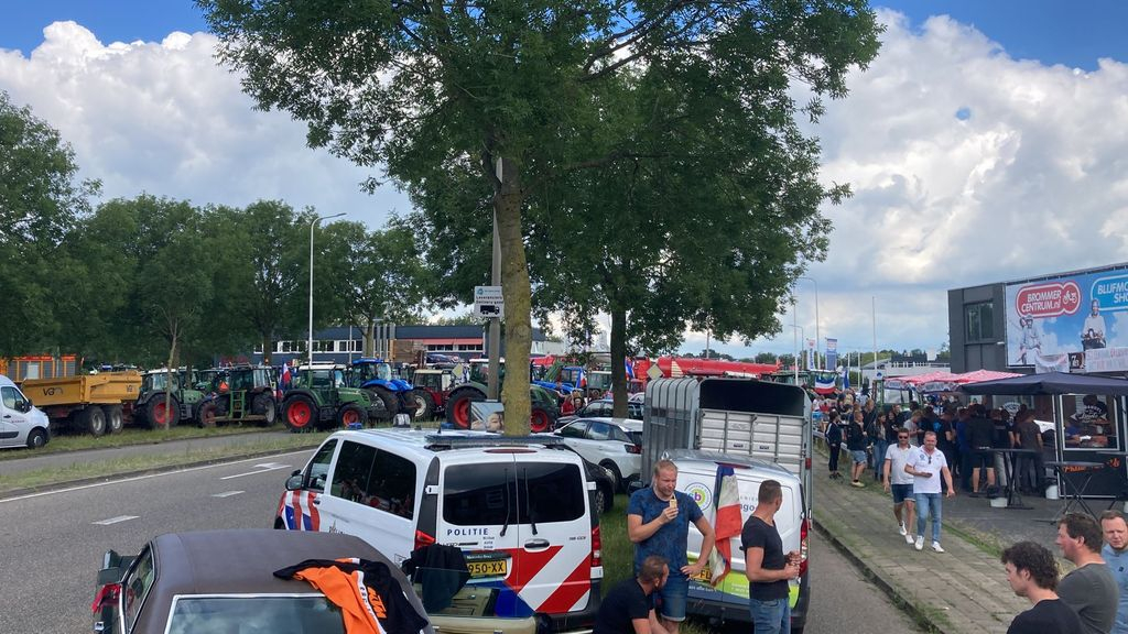 Foto: Boer Wim staat met 300 anderen bij distributiecentrum Zwolle