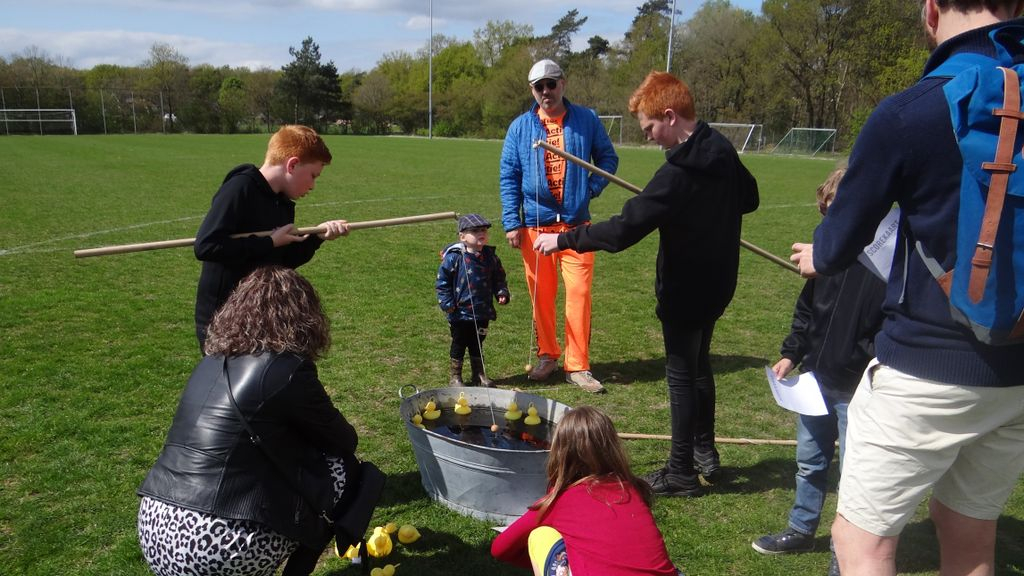 Foto: Koningsdag in Elspeet met luchtkussens, spijkerbroekhangen en meer