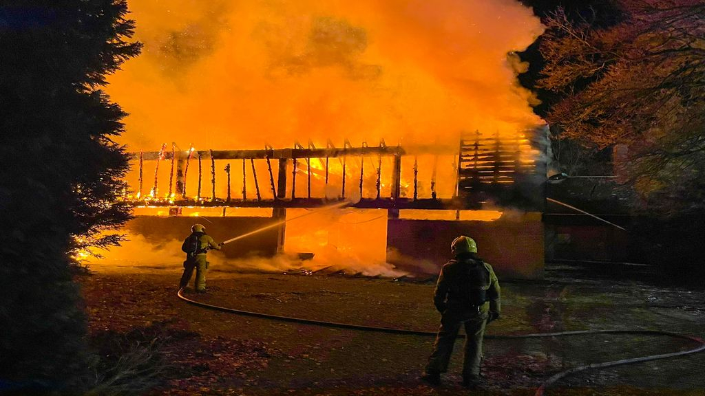 Foto: Grote brand in Harderwijk • bestelbus in vlammen op